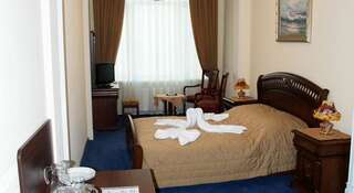 Гостиница Клуб-отель  Севастополь Большой двухместный номер c 1 кроватью или 2 отдельными кроватями-3